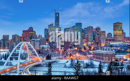 Edmonton Downtown Skyline Winter kurz nach Sonnenuntergang an der blauen Stunde angezeigt Walterdale Brücke über den gefrorenen, schneebedeckten Saskatchewan River und s Stockfoto