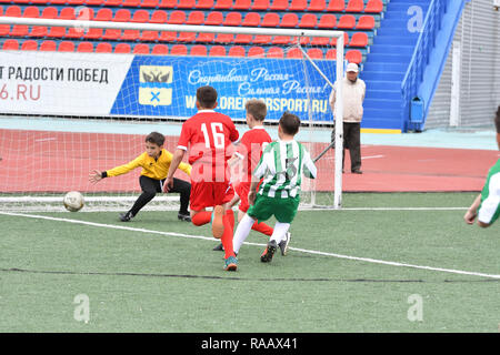 Orenburg, Russland - 28 Mai, 2017 Jahr: Die Jungs Fußball spielen in der Vorrunde spiele Fussball festival" Lokobol-2017' Stockfoto