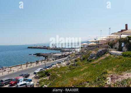 RETHYMNO, Griechenland - AUGUST 2018: Curvy Road mit parkenden Autos entlang der Küste des Mittelmeeres auf der Insel Kreta Stockfoto