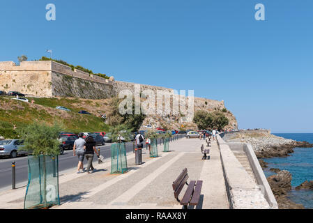 Kreta, Griechenland - AUGUST 2018: Touristen sind zu Fuß entlang der Straße zur alten Festung in der Nähe von Rethymno Stockfoto