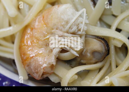 Fisch und Meeresfrüchte. Nudeln mit Muscheln, Garnelen, Garnelen und Muscheln. Stockfoto