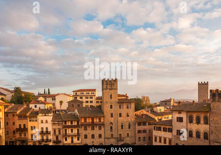 Schöne Wolken über Arezzo mittelalterlichen Altstadt mit alten Towers st Sonnenuntergang Stockfoto