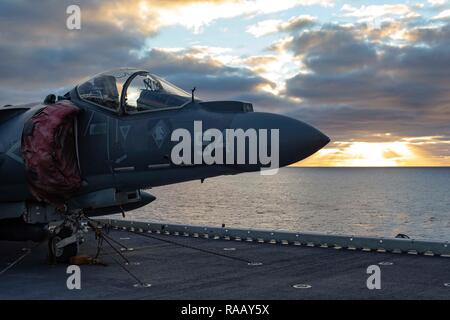 Ein U.S. Marine Corps AV-8B Harrier sitzt auf dem Flugdeck der USS Kearsarge (LHD3) 26.12.2018, in den Atlantischen Ozean. Marinesoldaten und Matrosen mit der 22 Marine Expeditionary Unit und Kearsarge Amphibious Ready Gruppe sind derzeit auf Einsatz unterwegs. (U.S. Marine Corps Foto von Lance Cpl. Antonio Garcia) Stockfoto