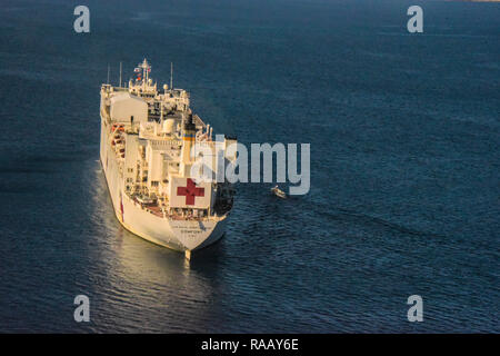 Die USNS Comfort bietet medizinische Betreuung vor der Küste von Honduras in Trujillo, Doppelpunkt, Dez. 7-10, 2018. Das medizinische Personal des Schiffes versorgt 5.475 Patienten einschließlich 159 Operationen, 3.338 Patienten, 1, 426 Optometrie Patienten und 711 zahnmedizinische Patienten. (U.S. Armee Foto Illustration von Maria Pinel) Stockfoto