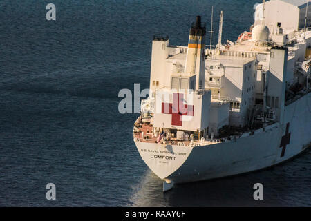 Die USNS Comfort bietet medizinische Betreuung vor der Küste von Honduras in Trujillo, Doppelpunkt, Dez. 7-10, 2018. Das medizinische Personal des Schiffes versorgt 5.475 Patienten einschließlich 159 Operationen, 3.338 Patienten, 1, 426 Optometrie Patienten und 711 zahnmedizinische Patienten. (U.S. Armee Foto von Maria Pinel) Stockfoto