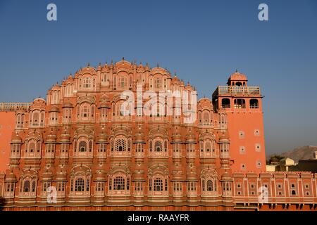 Jaipur, Rajasthan, Indien, Sonnenaufgang am Sandstein Palace, Hawa Mahal, oder 'Palast der Winde' Stockfoto