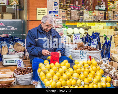 Istanbul, Türkei, 20. Januar. 2015: Türkisch Mann verkaufen Obst und Nüsse in a Street Market in Kadiköy. Stockfoto