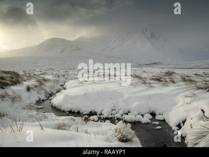 Sonne bricht durch Schneefall an Rannoch Moor, Schottland Stockfoto