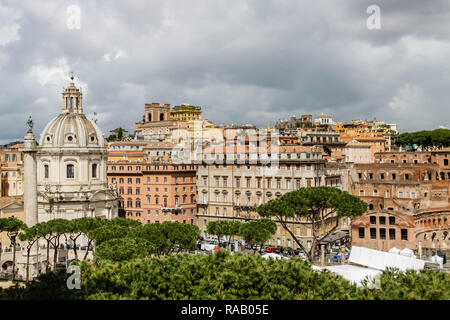 Rom, Italien, 11. Juni 2012: Die ewige Stadt Rom, römische Straßen und Gebäude, alter und moderner Architektur in Rom. Stockfoto