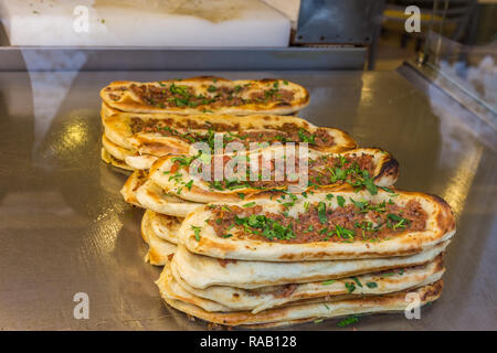 Tukish Pide, eine Form der Pizza. Ein beliebtes Gericht in der Türkei. Stockfoto