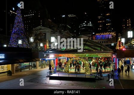 Leute Eislaufen auf der Eisbahn im Freien in Robson Square bei Nacht während der Weihnachtszeit, Vancouver, BC, Kanada Stockfoto