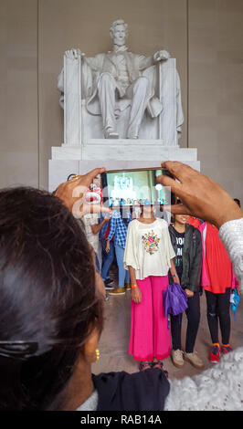 Leute ihr Foto vor dem Abraham Lincoln Statue getroffen haben, Lincoln Memorial, Washington DC, USA Stockfoto