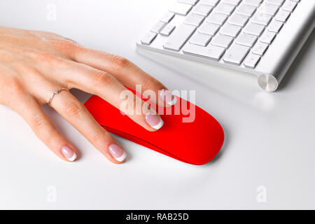 Nahaufnahme des Business woman Hand mit kabelloser Maus und Tastatur Stockfoto