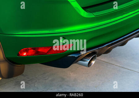 Heckstoßfänger des Green Car mit Auspuffrohr, modernes Auto außen Details Stockfoto