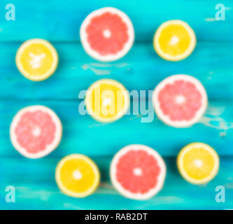 Unscharfer Hintergrund mit frischen Schnitt Grapefruit und orange auf einem blauen Hintergrund Holz, Ansicht schließen Stockfoto