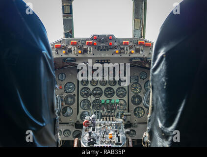 Innenraum eines Vintage Passagierflugzeug Cockpit Stockfoto