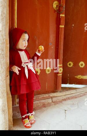 Nicht identifizierte lokalen ethnischen Minderheit islamischen Zicklein stehend vor ihrem Haus in renovierten Gebäude in der Altstadt von Kashgar in Xinjiang, China. Stockfoto