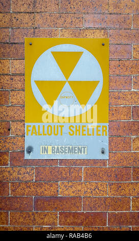 Fallout shelter im Keller anmelden, Vintage, auf eine Mauer aus Stein Stockfoto