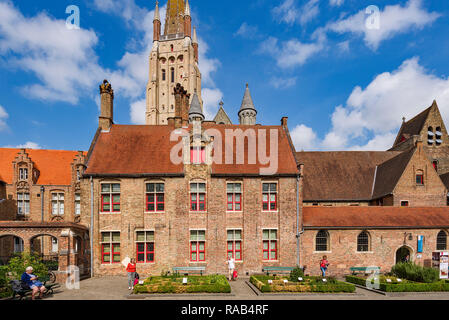 Alte St John's Hospital (Oud Sint-Janshospitaal) mit der Kirche der Muttergottes (Onze-Lieve-Vrouwekerk) in Brügge (Brugge), Belgien Stockfoto