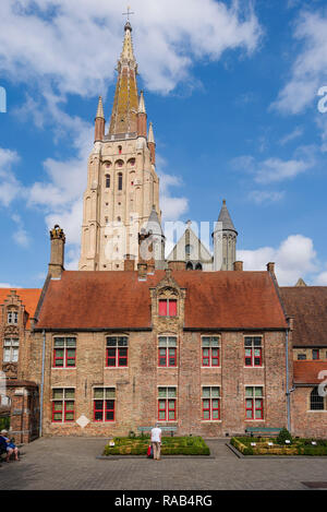 Alte St John's Hospital (Oud Sint-Janshospitaal) mit der Kirche der Muttergottes (Onze-Lieve-Vrouwekerk) in Brügge (Brugge), Belgien Stockfoto