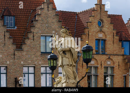Statue des Hl. Johannes von Nepomuk, - auf Wollestraat Brücke in Brügge, Belgien. Stockfoto