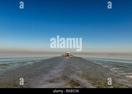 Auf dem Weg von der Insel Urmia See, das Zweite salt lake in der Welt Stockfoto