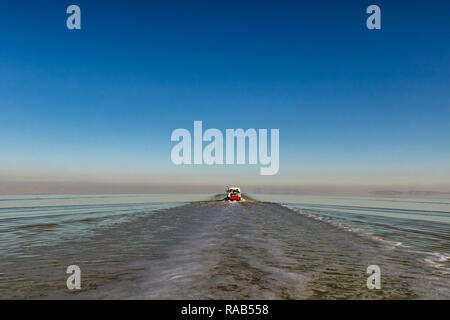 Auf dem Weg von der Insel Urmia See, das Zweite salt lake in der Welt Stockfoto