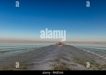 Auf dem Weg von der Insel Urmia See, das Zweite salt lake in der Welt Stockfoto