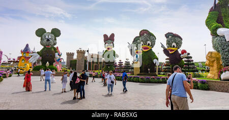 Dubai, UAE/11. 10. 2018: Dubai Wunder Garten mit Disney Figuren und Touristen Stockfoto