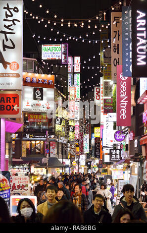 SEOUL, Südkorea - 28. NOVEMBER 2018: eine schmale Straße mit Restaurants und Geschäften in Namdaemun wird lebendig mit hellen Neonlichter, Einkäufer und Diner Stockfoto