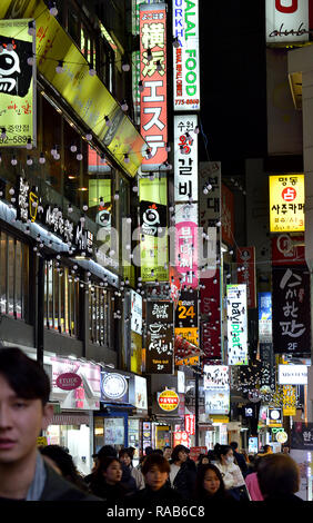 SEOUL, Südkorea - 28. NOVEMBER 2018: eine schmale Straße mit Restaurants und Geschäften in Namdaemun wird lebendig mit hellen Neonlichter, Einkäufer und Diner Stockfoto