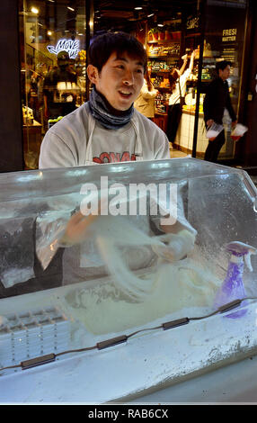 SEOUL, Südkorea - 28. NOVEMBER 2018: Koreanische street Hersteller macht Nudeln zu einem Essen in der Nacht in dem Namdaemun Markt Abschaltdruck Stockfoto