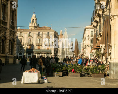 Stadt Catania, Sizilien, Italien. Ansicht von der Straße Via Etnea in Richtung Piazza Università. Stockfoto