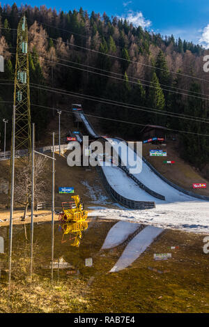 Ski Jump Ramp im Frühjahr. Wasser und Schnee. Pellizzano, kleine Stadt im Skigebiet Val di Sole, Trient, Trentino, Italien Stockfoto