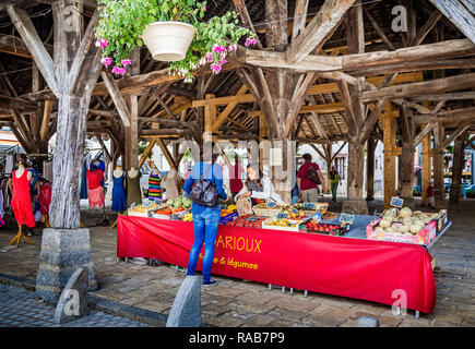 Markt unter mittelalterlichen Markthalle mit massiven Kalkstein Dach in Le Creusot, Burgund, Frankreich am 16. Juni 2014 getroffen Abschaltdruck Stockfoto