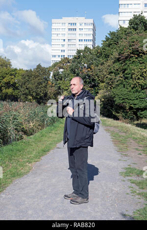 Urban Vogelbeobachter mit Tower Block hinter Woodberry Feuchtgebiete Kanzleien, England Großbritannien UK Stockfoto