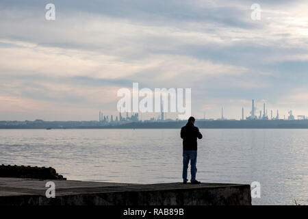 Blick über Southampton Wasser in Fawley Ölraffinerie Stockfoto