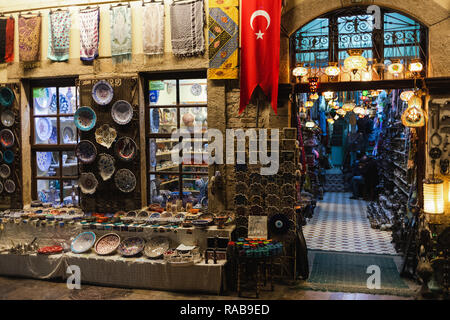 ANTALYA, Türkei - November 19, 2018: Souvenierladen in Antalya, Türkei. Die Außenseite des kleinen Laden mit viele verschiedene schöne Dinge interessant für Stockfoto