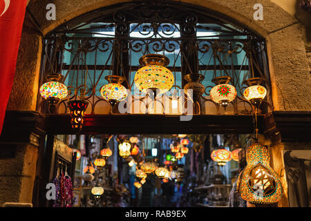 Viele schöne Lampen hängen von der Decke an Souvenir little Store leuchten in der Dunkelheit. Antalya, Türkei. Horizontale Farbe Foto Stockfoto