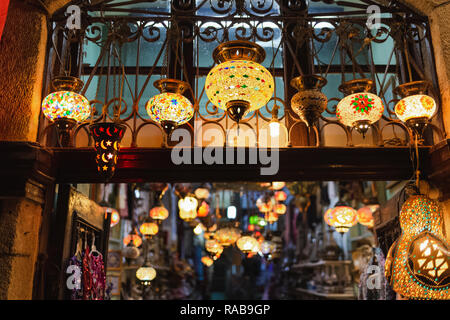 Viele schöne Elektrische leuchtende Lampen leuchten in der Dunkelheit der Nacht. Zusammenfassung Hintergrund. Horizontale Farbfotografie. Stockfoto