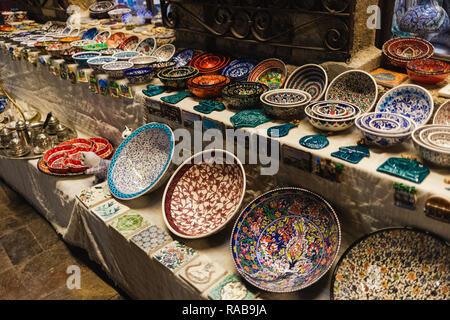 Souvenirs in den Straßen von Antalya, in der Türkei verkaufen. Horizontale Farbfotografie. Stockfoto