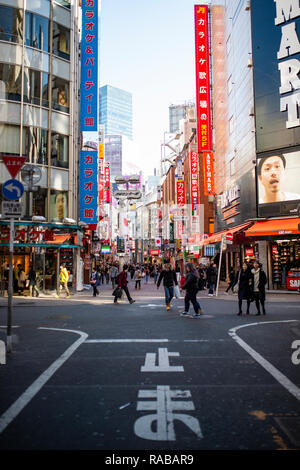 Einige Touristen schlendern durch die Straßen von Akihabara in Tokio. Stockfoto