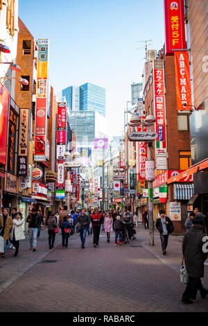 Einige Touristen schlendern durch die Straßen von Akihabara in Tokio. Stockfoto