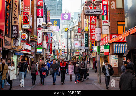 Einige Touristen schlendern durch die Straßen von Akihabara in Tokio. Stockfoto