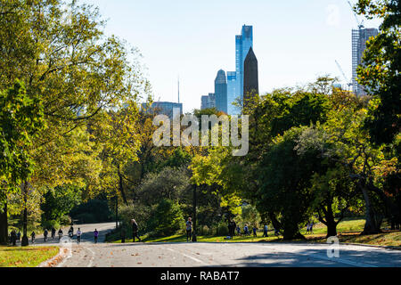 NEW YORK, VEREINIGTE STAATEN - 30 November 2018. Einige Leute sind zu Fuß und auf dem Fahrrad in der schönen und farbenfrohen Central Park, Manhattan, New Yo Stockfoto