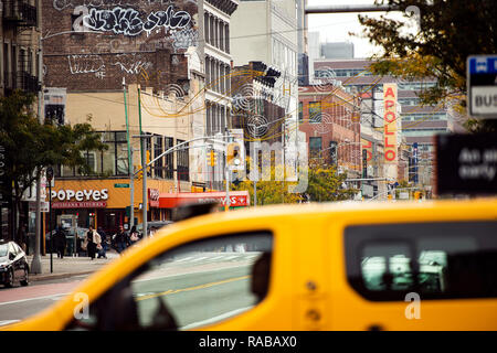 Das tägliche Leben in Harlem mit dem berühmten Apollo Theater im Hintergrund. Stockfoto