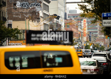 Das tägliche Leben in Harlem mit dem berühmten Apollo Theater im Hintergrund. Stockfoto