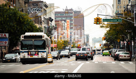 Das tägliche Leben in Harlem mit dem berühmten Apollo Theater im Hintergrund. Stockfoto