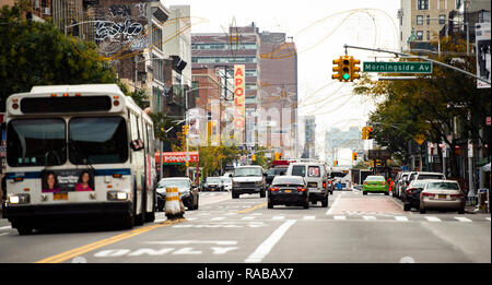 Das tägliche Leben in Harlem mit dem berühmten Apollo Theater im Hintergrund. Stockfoto