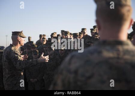 Us Marine Corps Erster Sergeant Frank B. Kammer, eine Firma Sergeant zu speziellen Zweck Marine Air Ground Task Force - Krisenmanagement - Afrika zugeordnet, Adressen Bodenkampf Element Marines vor einem Feuer-Team Wettbewerb in Morón, Spanien, Jan. 12, 2017. Der Wettbewerb diente als eine Chance für die Marines, miteinander zu konkurrieren, Teamarbeit fördern und die Einheit Moral aufbauen. Us-Marines und Matrosen zu speziellen Zweck Marine Air-Ground Task Force-Crisis Response-Africa Befehl Support Operations, unvorhergesehene Ereignisse und die Zusammenarbeit im Bereich der Sicherheit in den USA Africa Command Bereich zugeordnet Stockfoto